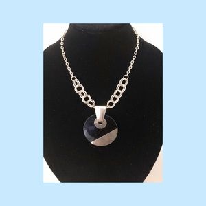 Get a free gift too! Retro chic necklace gold